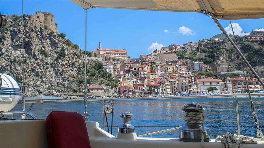 Wir bewundern Scilla von unserer Terrasse aus. Das charmante Örtchen hat weniger als 5.000 Einwohner und ist tagsüber angenehm ruhig. Die Bewohner leben vor allem vom Fischfang und Tourismus.  

Die *Burg Ruffo, auch Castello di Scilla genannt, thront über der Stadt und ist eng mit dem Mythos der Skylla verbunden – dem Seeungeheuer aus Homers Odyssee.